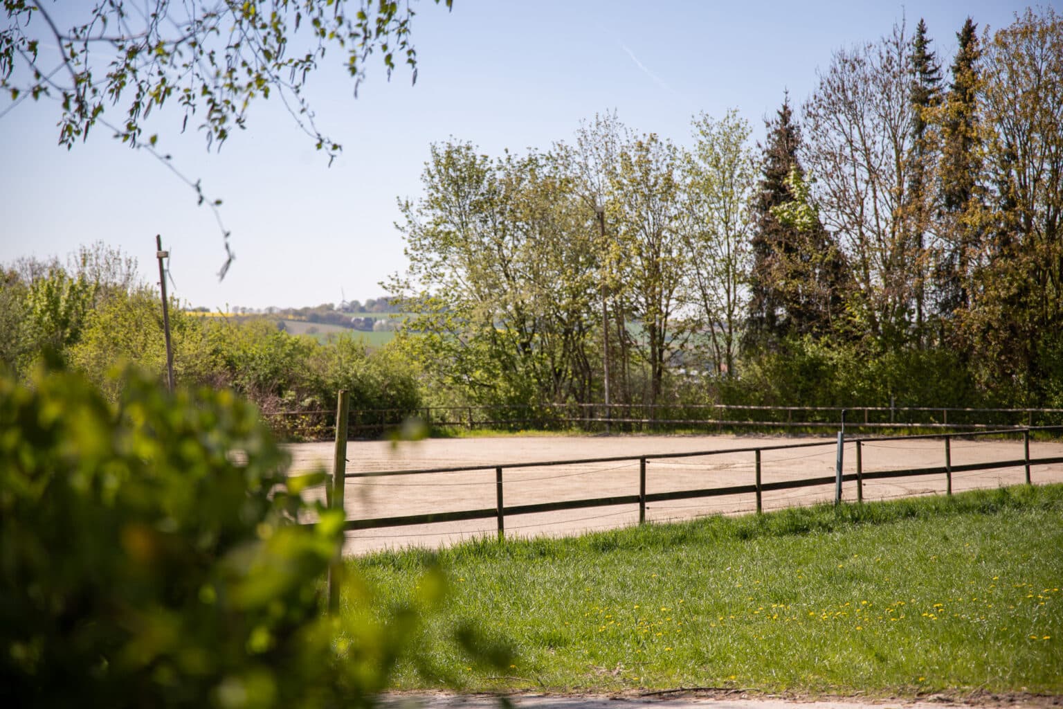 Dressurplätze (30 × 80 m · 20 × 60 m) der Reitanlage