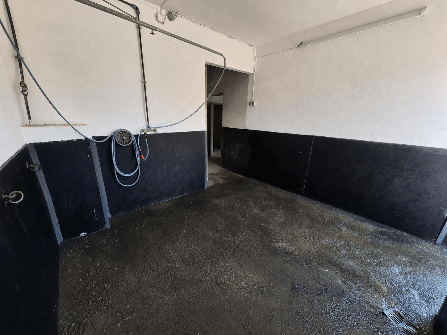Waschplatz und Stallbereich
