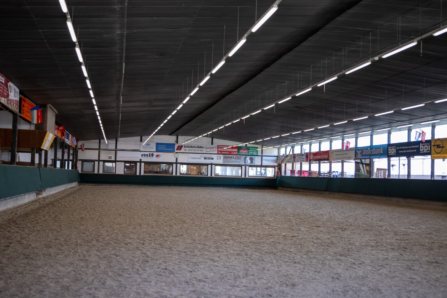 Halle 1 (20 × 65 m) der Reitanlage