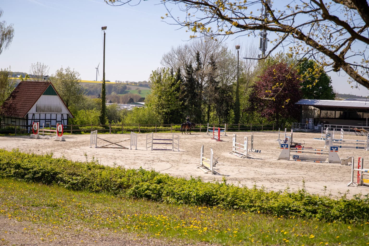 Springplatz „Fairground“ (50 × 80 m) der Reitanlage