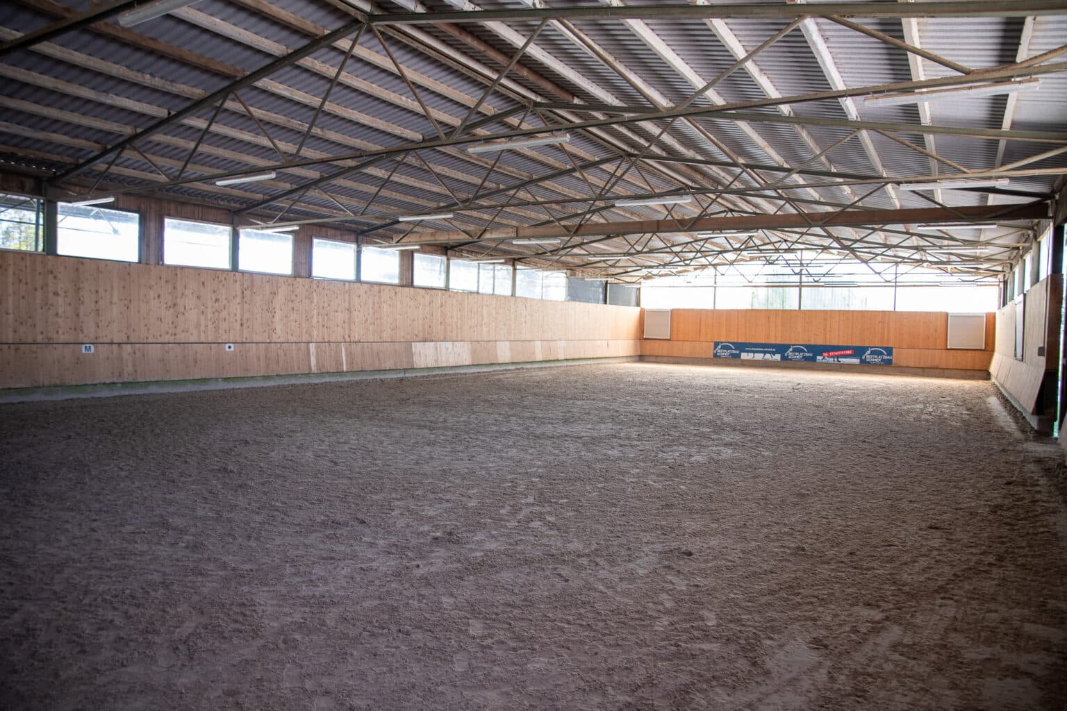 Halle 2 (20 × 40 m) der Reitanlage